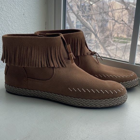 Ugg moccasin size 7. Fringe. Suede - Picture 3 of 7